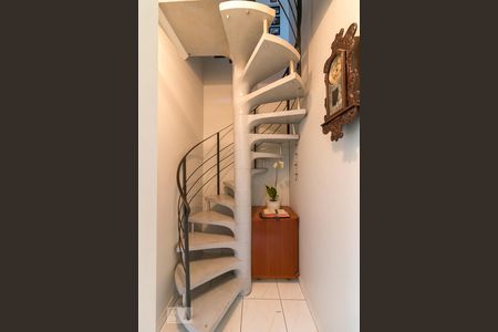 Casa à venda com 190m², 4 quartos e 3 vagasEscada para os quartos