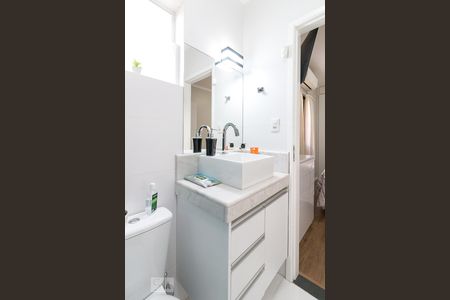 Casa à venda com 190m², 4 quartos e 3 vagasBanheiro quarto 2 suíte