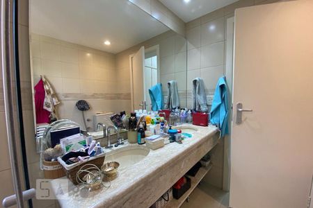 Apartamento para alugar com 200m², 3 quartos e 4 vagasBanheiro da Suíte 1