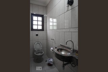 Casa à venda com 379m², 5 quartos e 3 vagasBanheiro 1