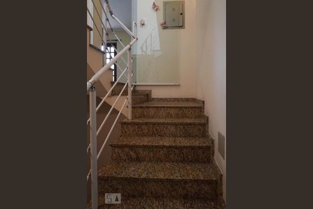 Casa à venda com 379m², 5 quartos e 3 vagasEscada