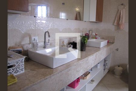 Casa à venda com 413m², 5 quartos e 6 vagasBanheiro Suíte 1