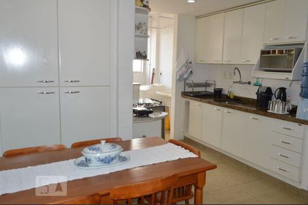 Apartamento à venda com 192m², 4 quartos e 2 vagasCozinha e Área de Serviço