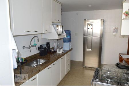 Apartamento à venda com 192m², 4 quartos e 2 vagasCozinha e Área de Serviço