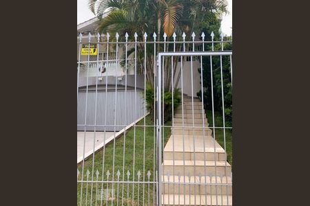 Casa à venda com 450m², 4 quartos e 4 vagas Casa à venda com 450m², 4 quartos e 4 vagasFachada