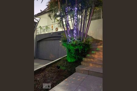 Casa à venda com 450m², 4 quartos e 4 vagas Casa à venda com 450m², 4 quartos e 4 vagasFachada