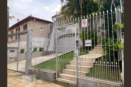 Casa à venda com 450m², 4 quartos e 4 vagas Casa à venda com 450m², 4 quartos e 4 vagasFachada