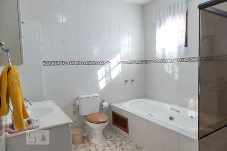 Casa à venda com 297m², 3 quartos e 5 vagasBanheiro da suíte 2
