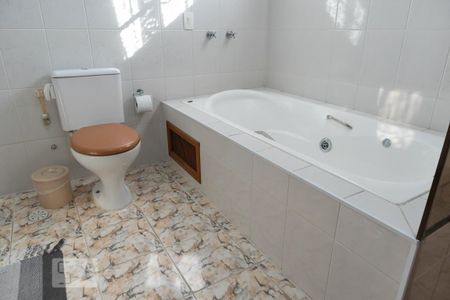Casa à venda com 297m², 3 quartos e 5 vagasBanheiro da suíte 2
