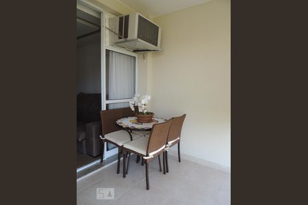 Varanda mesa com 4 cadeiras  de apartamento para alugar com 2 quartos, 75m² em Jacarepaguá, Rio de Janeiro