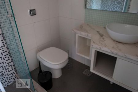 Banheiro de apartamento para alugar com 1 quarto, 28m² em Teresópolis, Porto Alegre