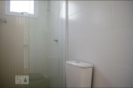 Banheiro de kitnet/studio para alugar com 1 quarto, 32m² em Cristo Rei, Curitiba
