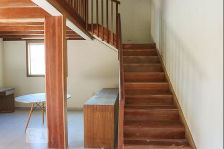 Casa para alugar com 80m², 1 quarto e 1 vaga Casa para alugar com 80m², 1 quarto e 1 vagaEscada da Sala