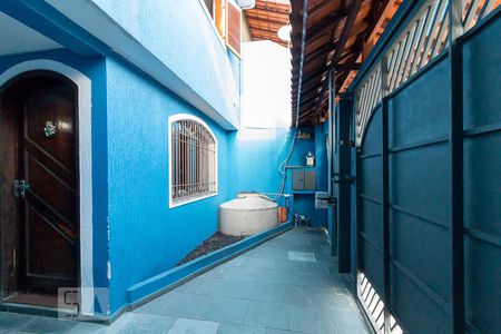 Casa à venda com 160m², 3 quartos e 2 vagasEntrada da casa e garagem