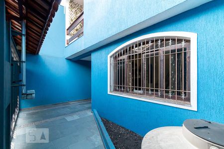 Casa à venda com 160m², 3 quartos e 2 vagasEntrada da casa e garagem