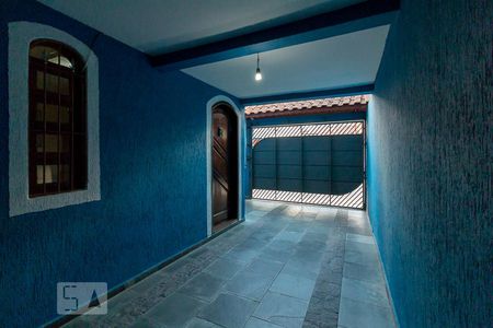 Casa à venda com 160m², 3 quartos e 2 vagasEntrada da casa e garagem