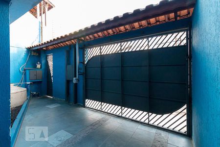 Casa à venda com 160m², 3 quartos e 2 vagasEntrada da casa e garagem