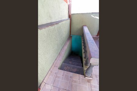 Casa à venda com 160m², 3 quartos e 2 vagasEscadas de acesso à área de serviço