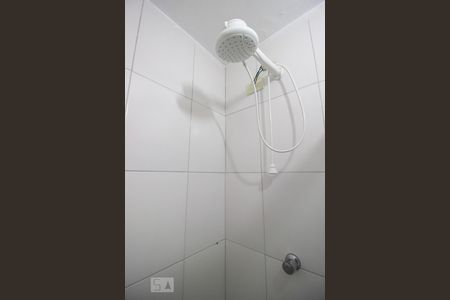 Banheiro de kitnet/studio para alugar com 1 quarto, 14m² em Vila Universitária, São Paulo