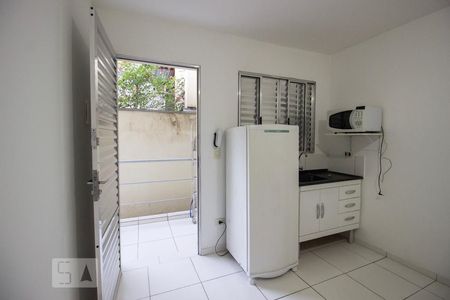 Cozinha de kitnet/studio para alugar com 1 quarto, 14m² em Vila Universitária, São Paulo