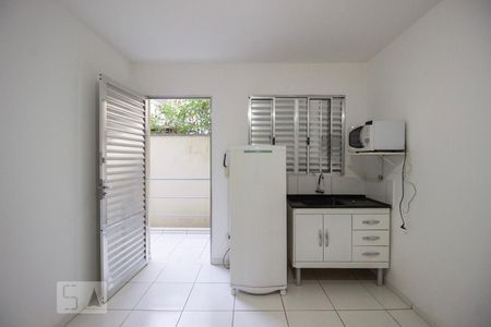 Cozinha de kitnet/studio para alugar com 1 quarto, 14m² em Vila Universitária, São Paulo