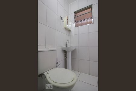 Banheiro de kitnet/studio para alugar com 1 quarto, 14m² em Vila Universitária, São Paulo
