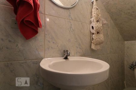 Lavabo  de casa para alugar com 5 quartos, 200m² em Santo Antônio, Osasco