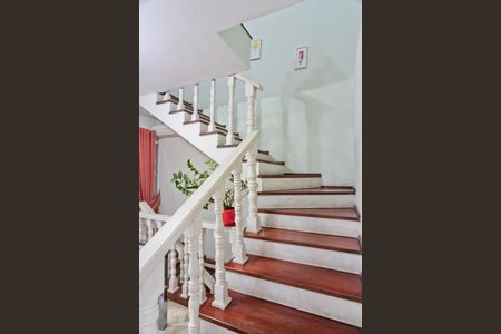 Casa à venda com 364m², 4 quartos e 5 vagasEscada