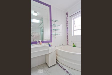 Casa à venda com 364m², 4 quartos e 5 vagasBanheiro da Suíte 2