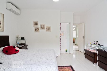 Casa à venda com 364m², 4 quartos e 5 vagasSuíte 2