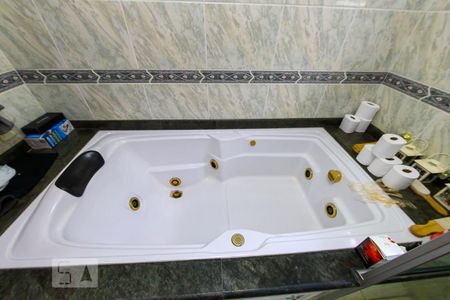 Casa à venda com 298m², 4 quartos e 5 vagasBanheiro da Suite 1