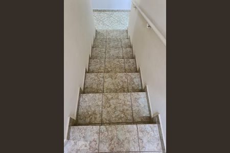 Casa para alugar com 147m², 4 quartos e 2 vagasEscada