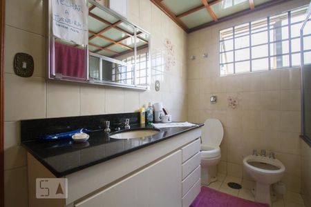 Casa à venda com 570m², 4 quartos e 4 vagasBanheiro Suíte 1