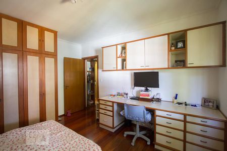 Casa à venda com 570m², 4 quartos e 4 vagasQuarto 2