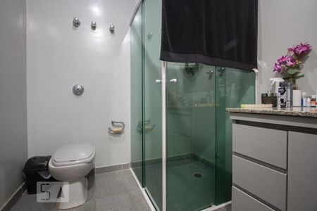 Casa à venda com 570m², 4 quartos e 4 vagasBanheiro Suíte 2