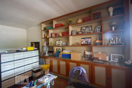 Casa à venda com 570m², 4 quartos e 4 vagasEscritório