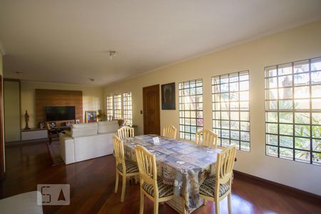 Casa à venda com 570m², 4 quartos e 4 vagasSala de Jantar