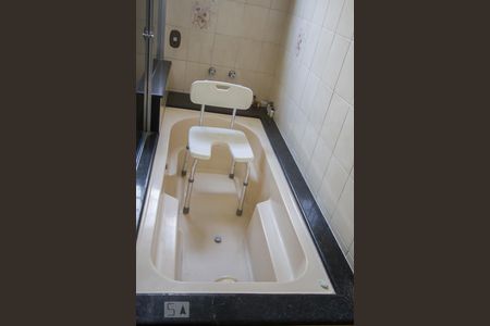 Casa à venda com 570m², 4 quartos e 4 vagasDetalhe Banheiro Suíte 1