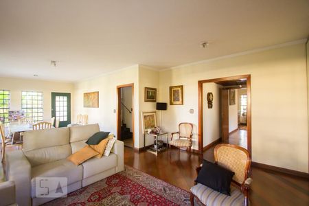 Casa à venda com 570m², 4 quartos e 4 vagasSala de Estar