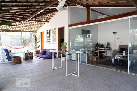 Casa de condomínio para alugar com 620m², 4 quartos e 4 vagas Casa de condomínio para alugar com 620m², 4 quartos e 4 vagasEscritório