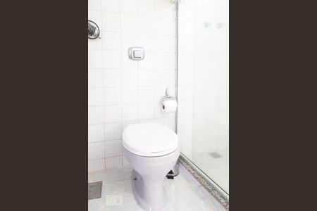 Casa de condomínio para alugar com 620m², 4 quartos e 4 vagas Casa de condomínio para alugar com 620m², 4 quartos e 4 vagasBanheiro da suíte 1