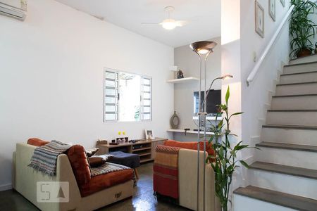 Casa de condomínio para alugar com 620m², 4 quartos e 4 vagas Casa de condomínio para alugar com 620m², 4 quartos e 4 vagasSala