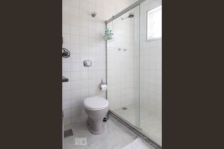 Casa de condomínio para alugar com 620m², 4 quartos e 4 vagas Casa de condomínio para alugar com 620m², 4 quartos e 4 vagasBanheiro da suíte 1