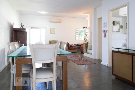 Casa de condomínio para alugar com 620m², 4 quartos e 4 vagas Casa de condomínio para alugar com 620m², 4 quartos e 4 vagasSala