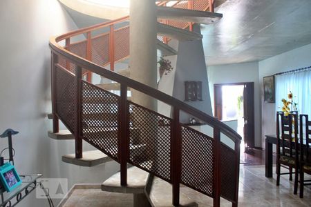 Casa à venda com 250m², 3 quartos e 3 vagasEscada