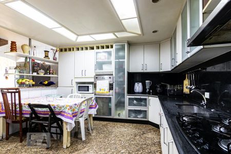 Apartamento à venda com 340m², 4 quartos e 4 vagas Apartamento à venda com 340m², 4 quartos e 4 vagasCozinha
