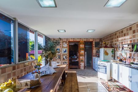 Casa à venda com 2000m², 5 quartos e 6 vagas Casa à venda com 2000m², 5 quartos e 6 vagasEspaço Gourmet