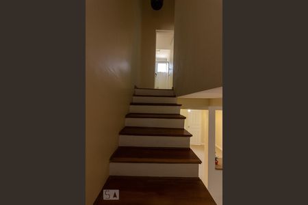 Casa de condomínio para alugar com 70m², 2 quartos e 2 vagas Casa de condomínio para alugar com 70m², 2 quartos e 2 vagasEscada