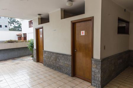 Apartamento à venda com 380m², 4 quartos e 4 vagas Apartamento à venda com 380m², 4 quartos e 4 vagasBanheiro e vestiário da Piscina