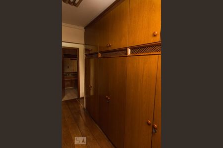 Apartamento à venda com 380m², 4 quartos e 4 vagas Apartamento à venda com 380m², 4 quartos e 4 vagasCloset da suíte 3